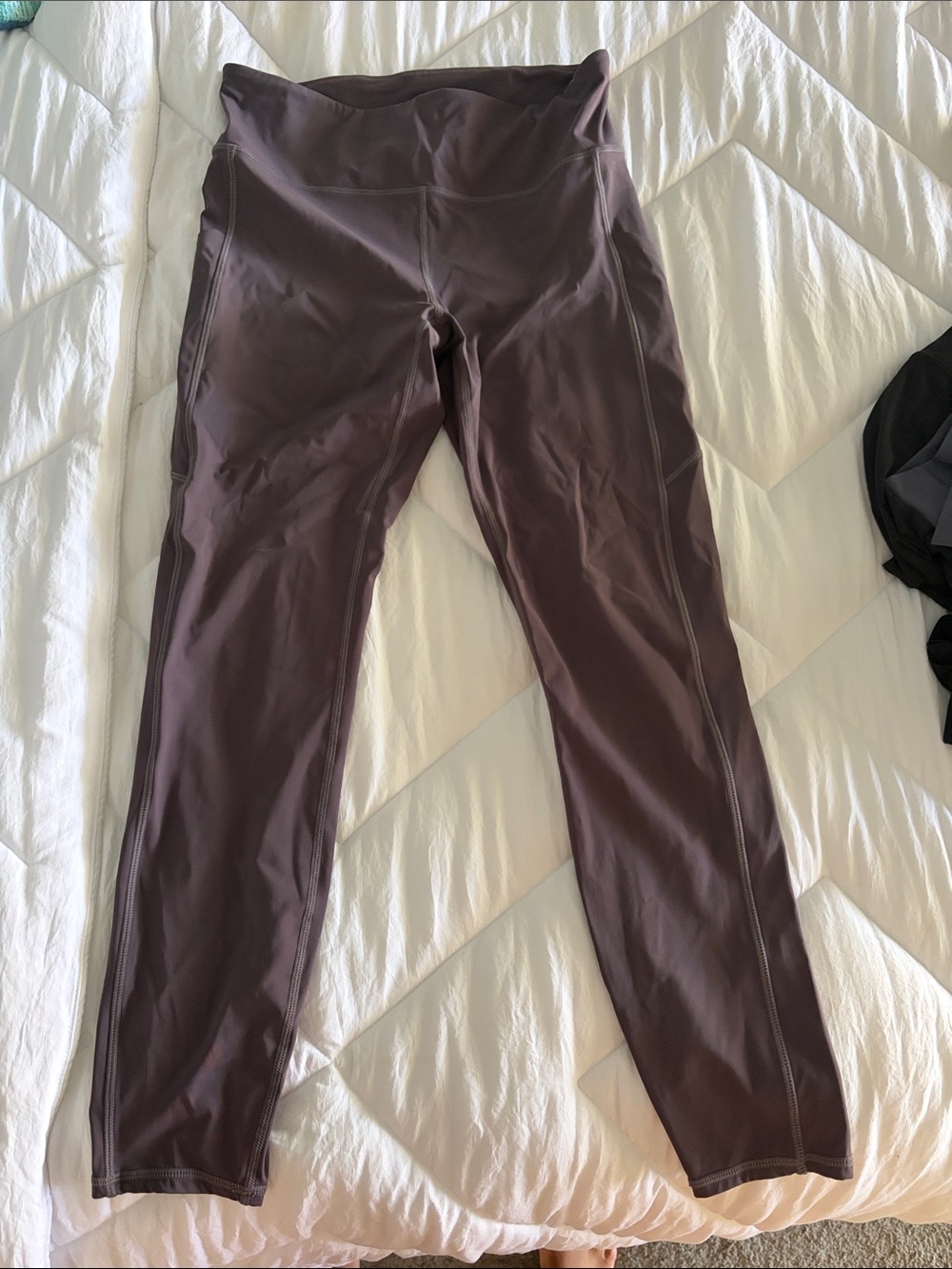 Vuori High-Rise Performance Leggings in Deep Brown